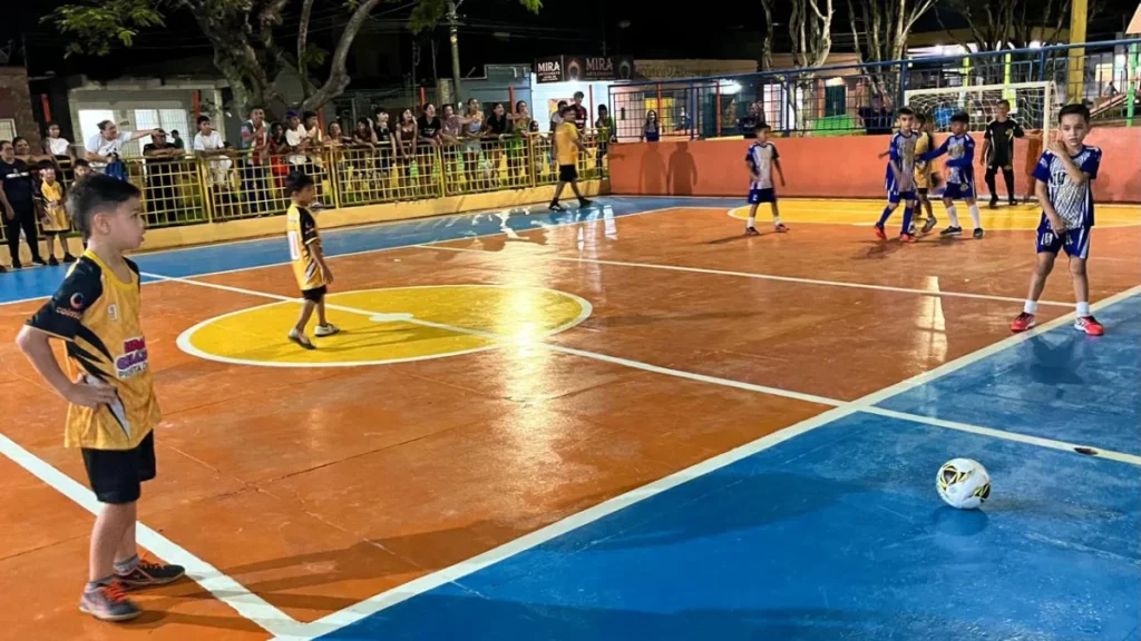 Parintins une esporte e ciência para combater o uso excessivo do celular entre jovens atletas