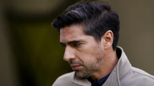 Abel Ferreira destaca coragem do árbitro e questiona CBF após vitória do Palmeiras