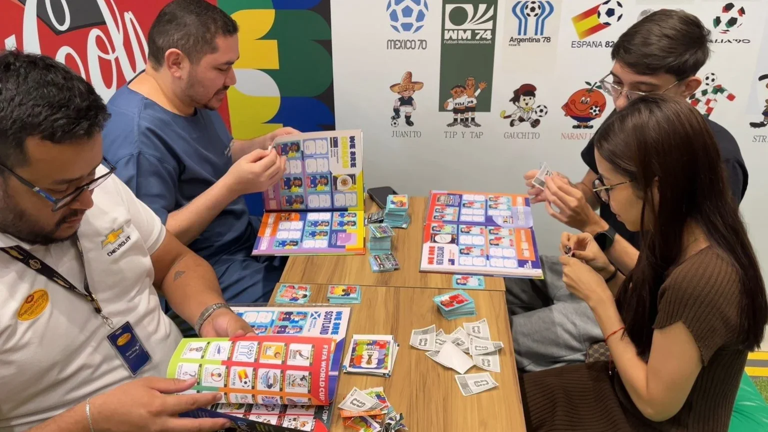Álbum da Copa do Mundo agita Manaus com encontros e trocas entre colecionadores