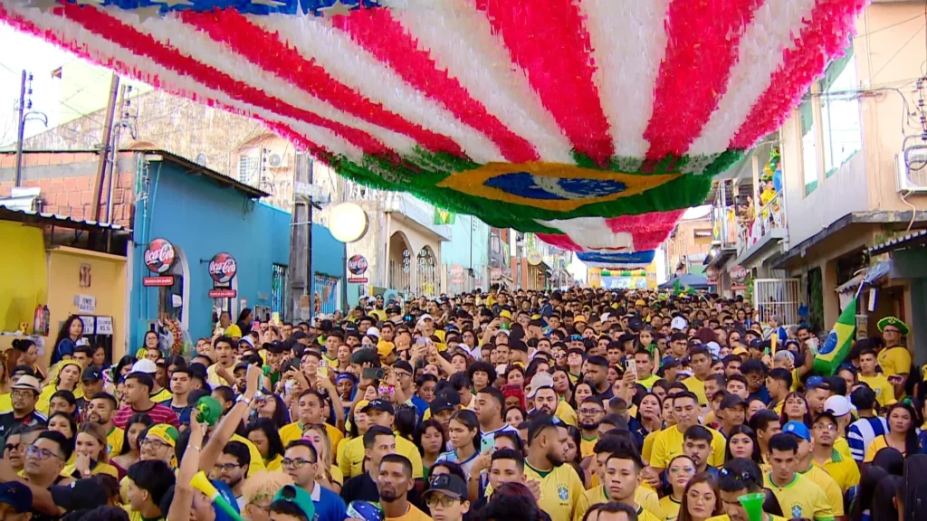 Rua da Copa reúne 15 mil torcedores em Manaus na estreia do Brasil na Copa