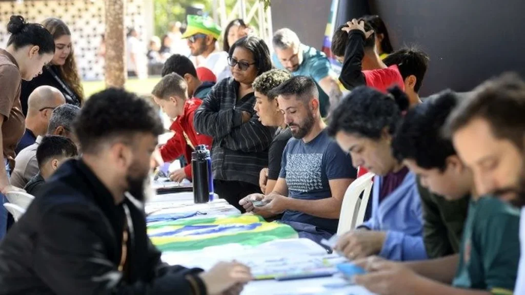 Paixão pela Copa: Troca de Figurinhas Agita Parque da Cidade em Evento Especial