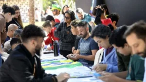 Paixão pela Copa: Troca de Figurinhas Agita Parque da Cidade em Evento Especial