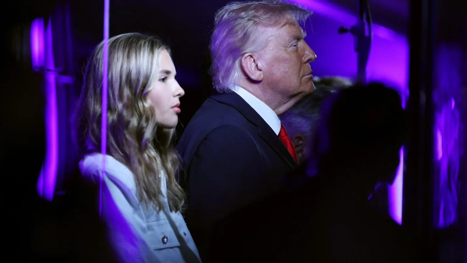 Trump é vaiado na final da NBA em Nova York durante o hino nacional Trump é vaiado na final da NBA em Nova York durante o hino nacional