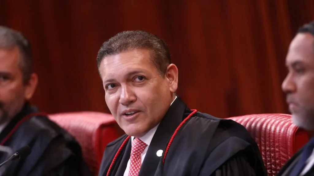 Ministros do TSE Divergem Sobre Suspensão de Pesquisa que Afeta Flávio Bolsonaro Ministros do TSE Divergem Sobre Suspensão de Pesquisa que Afeta Flávio Bolsonaro