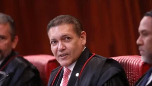 Ministros do TSE Divergem Sobre Suspensão de Pesquisa que Afeta Flávio Bolsonaro