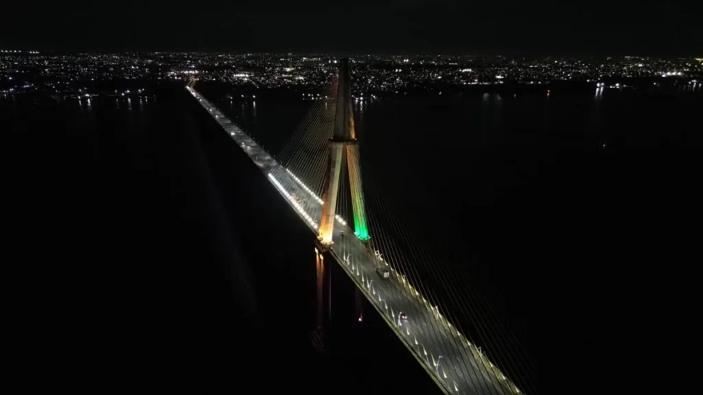 Iluminação Verde e Amarela na Ponte Rio Negro Reforça Torcida na Copa do Mundo