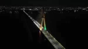 Iluminação Verde e Amarela na Ponte Rio Negro Reforça Torcida na Copa do Mundo