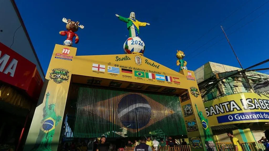 Ruas da Copa em Manaus Reúnem Milhares de Torcedores com Apoio da Prefeitura