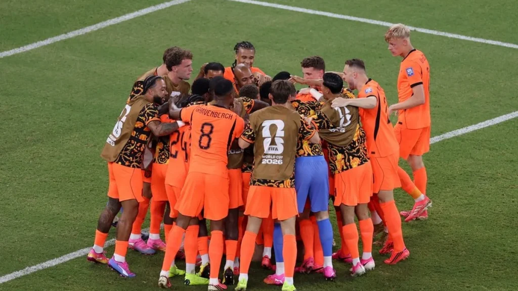 Gakpo emociona ao marcar gol pela Holanda após perda pessoal devastadora