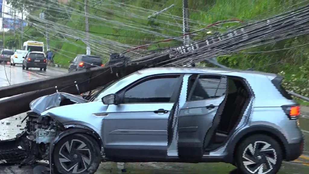 Acidente com carro causa lentidão no trânsito da Avenida Leste-Oeste em Maceió