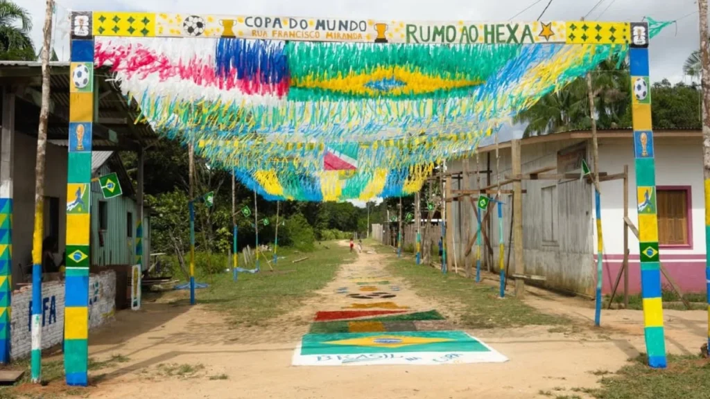 Rua sem asfalto em Beruri disputa melhor decoração para Copa do Mundo de 2026 no Amazonas