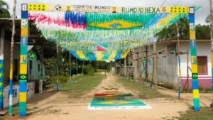 Rua sem asfalto em Beruri disputa melhor decoração para Copa do Mundo de 2026 no Amazonas