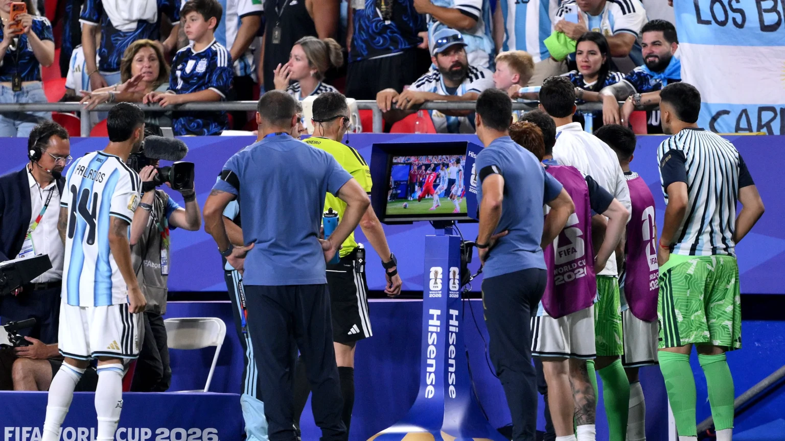 FIFA adota medida inédita para aprimorar arbitragem na Copa do Mundo