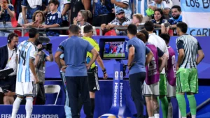 FIFA adota medida inédita para aprimorar arbitragem na Copa do Mundo
