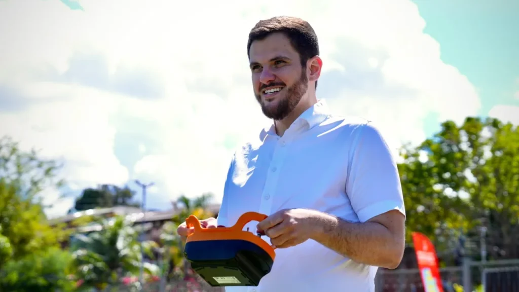 Prefeito Renato Junior testa robôs de roçagem e amplia limpeza pública em Manaus