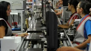 Copa do Mundo impulsiona produção de TVs e gera mais empregos no Polo Industrial de Manaus em 2026