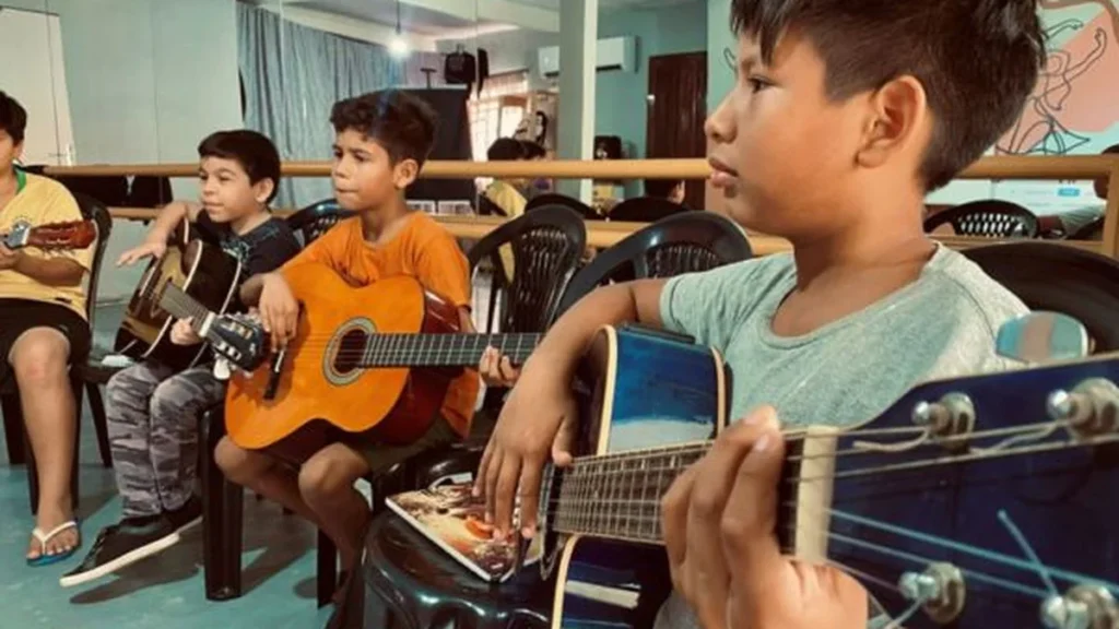 Espetáculo "Da Periferia pro Mundo" reúne 60 jovens talentos da zona Leste no Teatro Amazonas